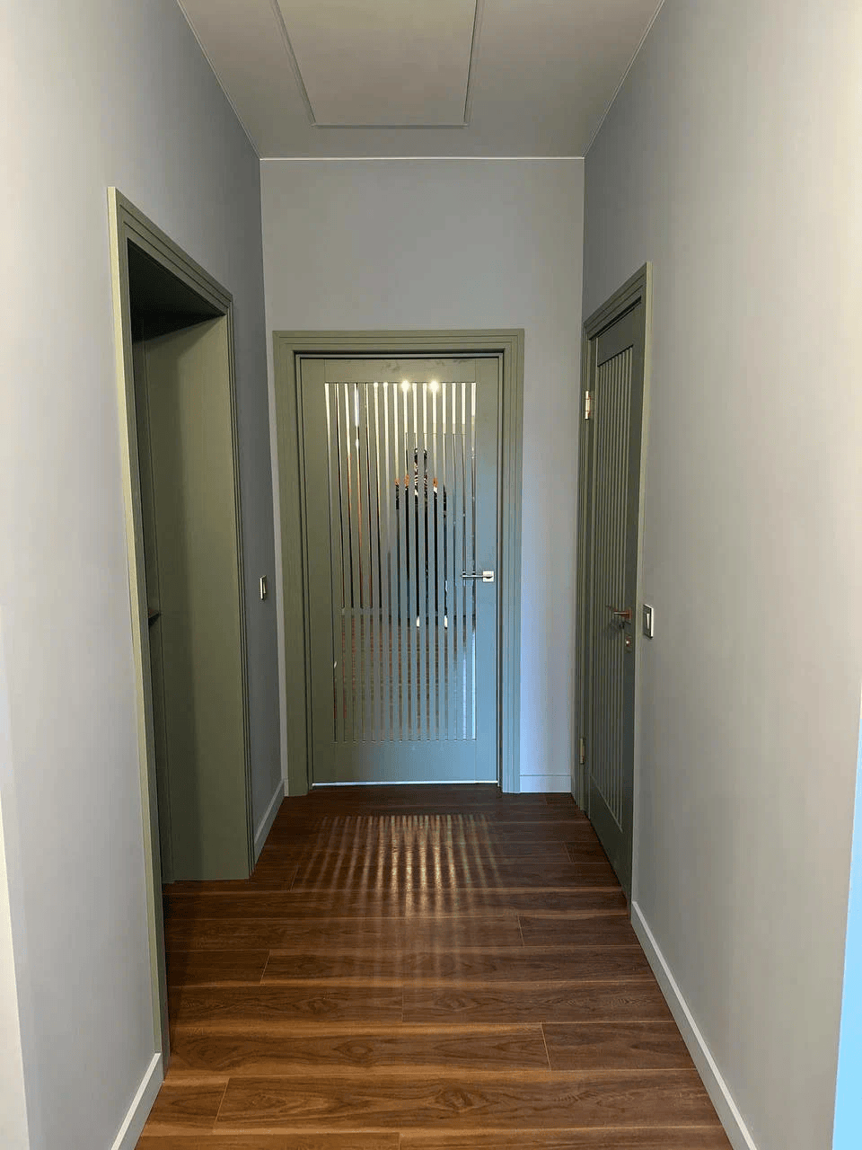 Дверь с вертикальными рейками