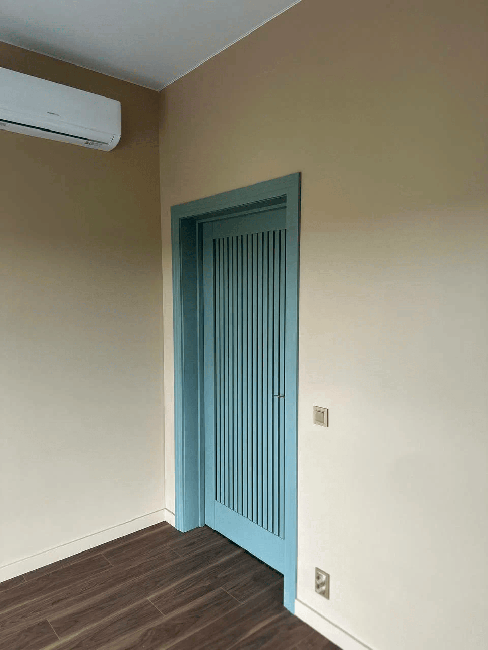 Дверь в ярком оттенке